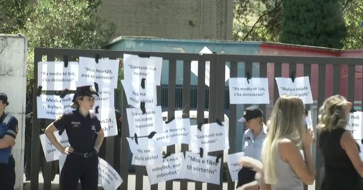 “Demokracia vdes në errësirë”, gazetarë e punonjës të Focus Media News sërish në protestë