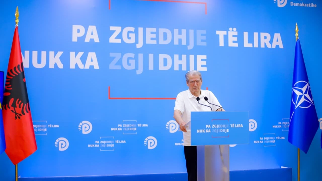 “Dënoj me forcë të gjithë zjarrvënësit”, Berisha për zjarret dhe situatën në Theth: Krim shtetëror, ndërtimet ishin në zonën e lejuar