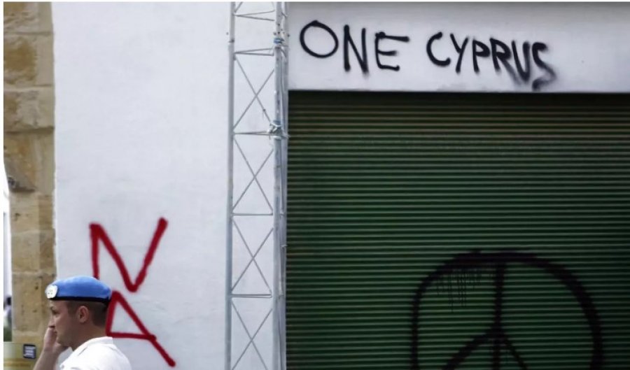 Deputeti britanik jep dorëheqjen pas vizitës në Qipron e Veriut