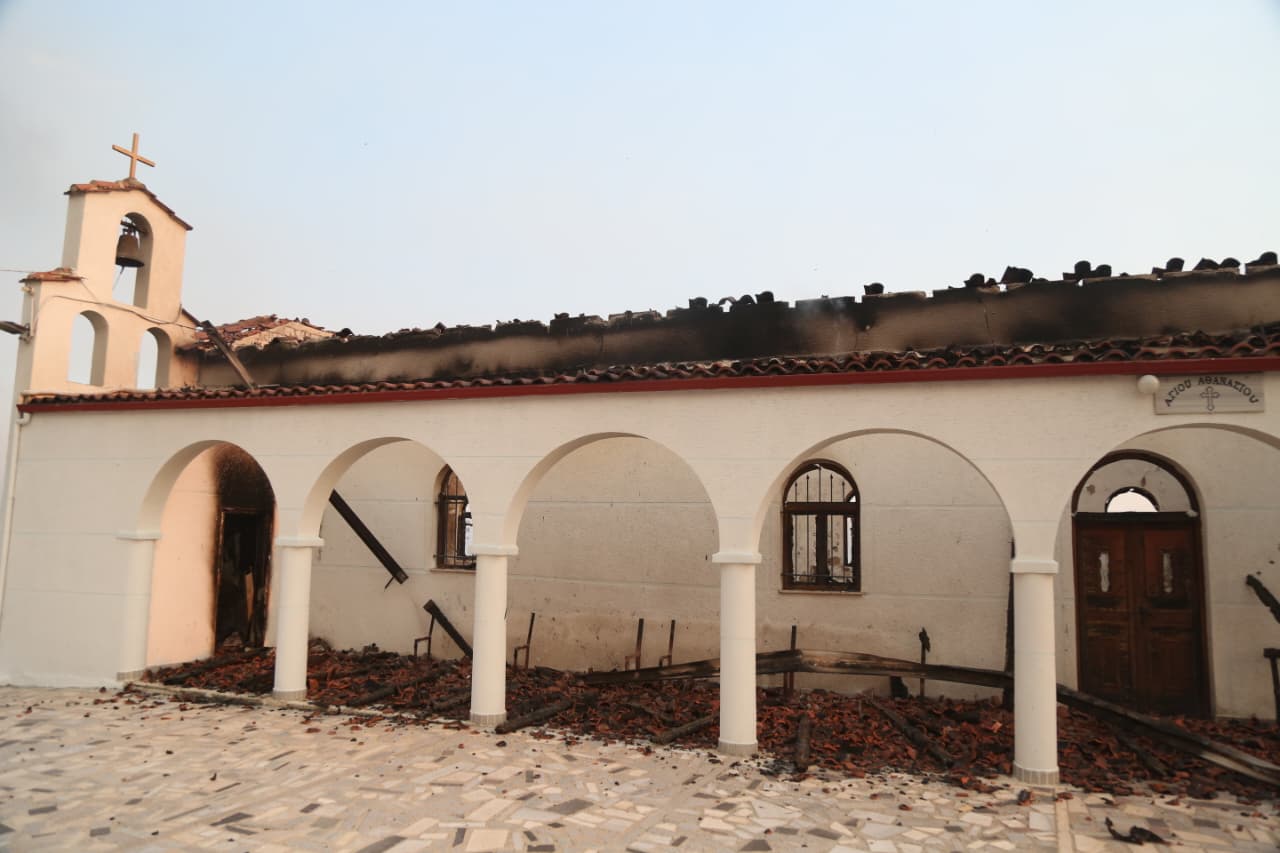 Dëshmitë e banorëve: Po ikim me kokën pas se po na digjen shtëpitë!