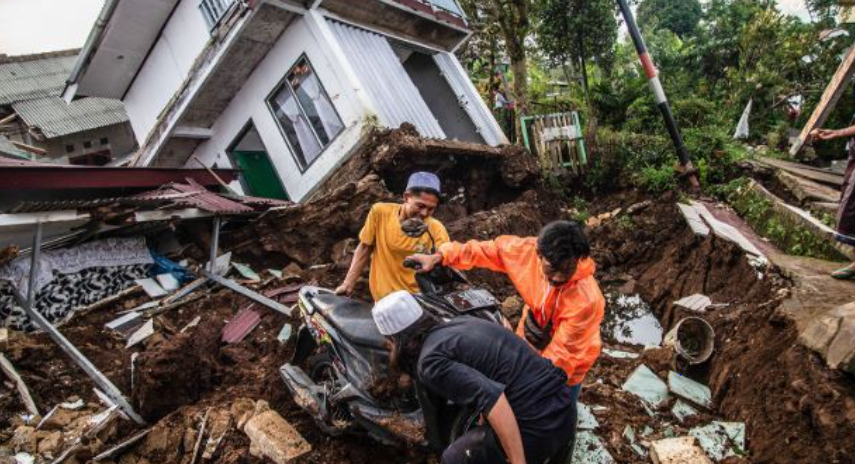 Dhjetëra të plagosur pas tërmetit me magnitudë 6 ballë në Indonezi