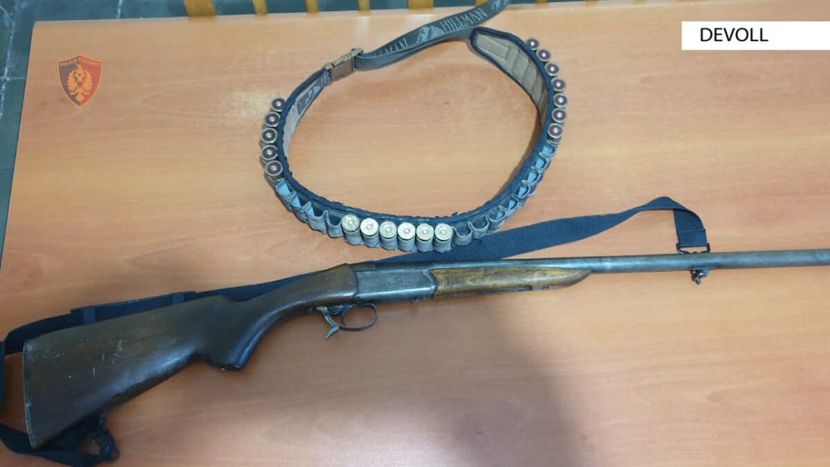 Dhunoi bashkëshorten dhe mbante armë pa leje, arrestohet 24-vjeçari në Devoll