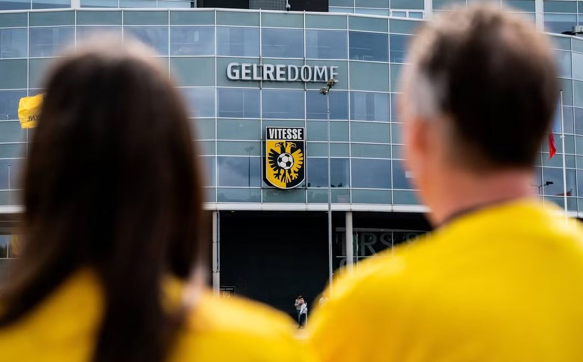 Dikur klub me projekt dhe investime super, sot i përjashtuar nga futbolli holandez! I mohohet licenca e regjistrimit për shkak të lidhjeve me një njeri…