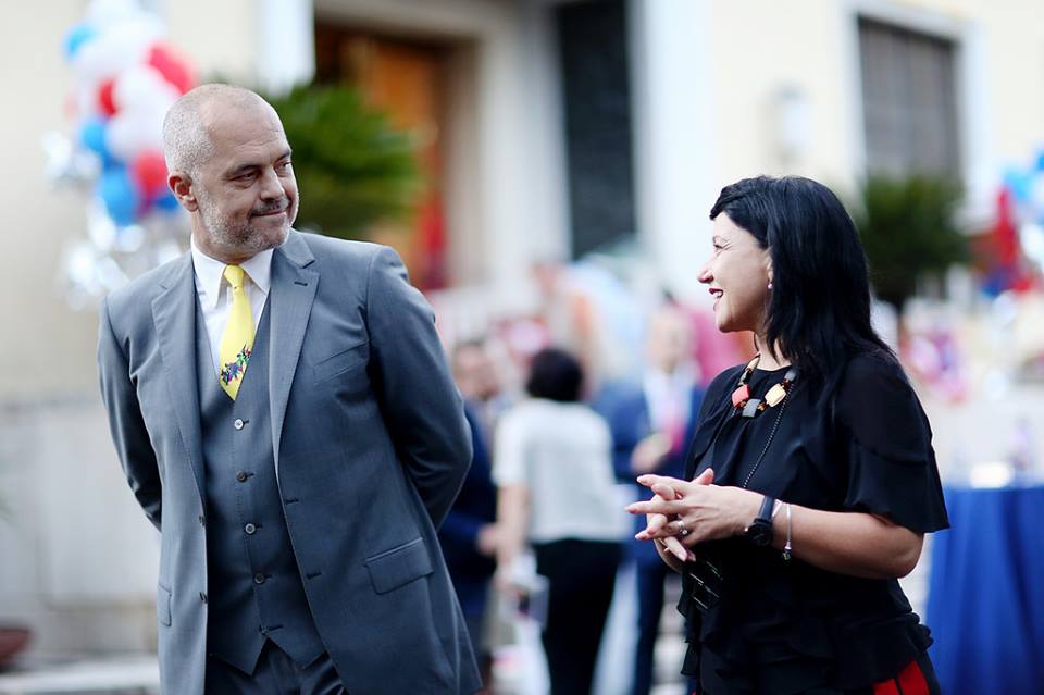 Dilema e zonjës Lindë “paradhoma apo dhoma e gjumit”, si versioni shekspirian “të rroç a mos rroç”