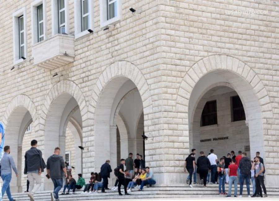 Diplomat nuk përputhen më tregun: 79 % e të rinjve punojnë nën nivelin e tyre te arsimit