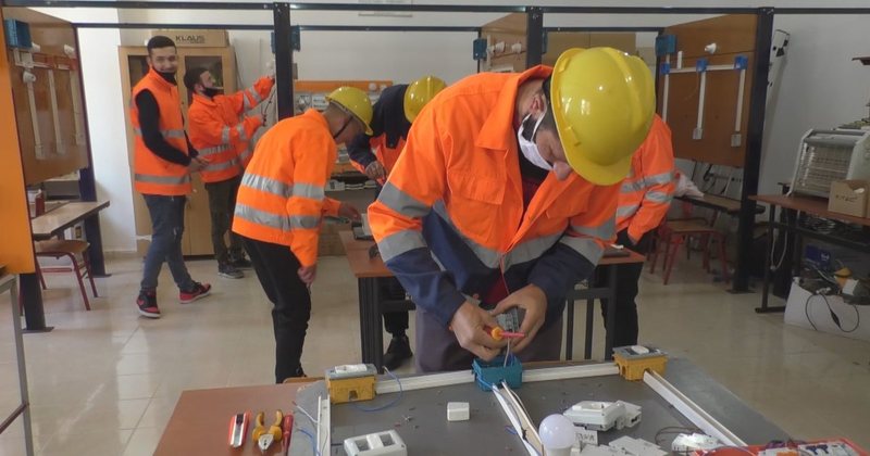 Diplomë apo zanat? Mbi 2 500 bursa për të rinjtë që zgjedhin arsimin profesional