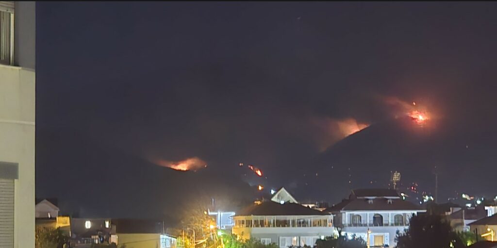Disa zjarre në kryeqytet, flakët përfshijnë kodrat e Selitës dhe Zall-Herrin