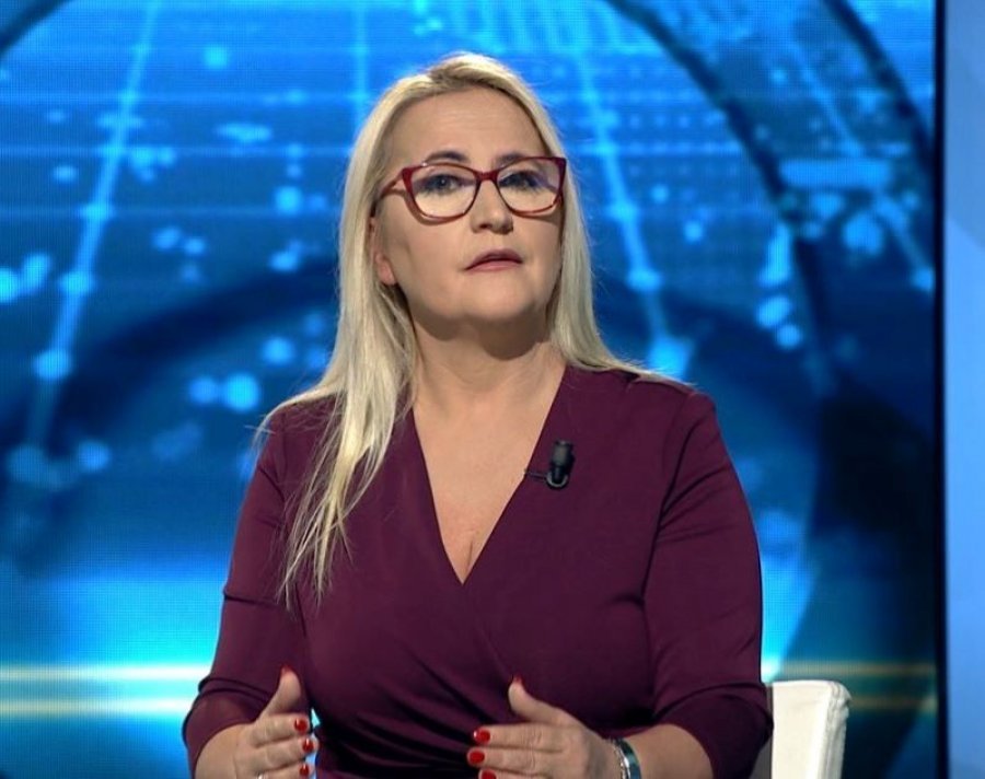 ‘Distanca higjenike’ që ngjan me letër higjenike-mban erë!