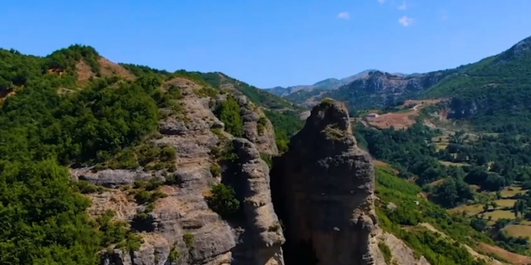 Doli të kërkonte qenin, 54-vjeçari në Gjinar rrëzohet në kanione dhe humbet jetën