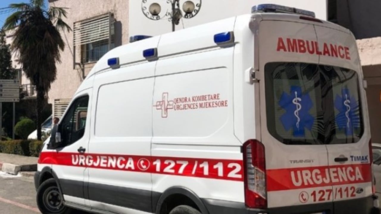 Drejtonte motomjetin elektrik pa leje, 17-vjeçari përplaset me automjetin në Shkodër, përfundon në spital