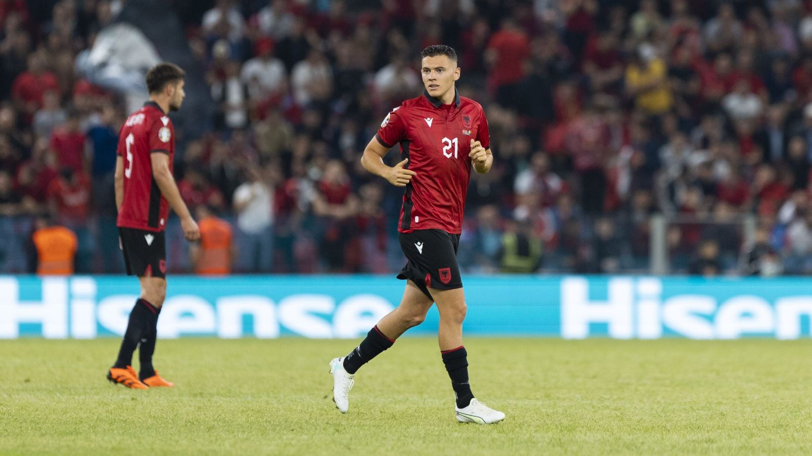 “Dribloi” Bologna-n, Asllani drejt Torinos, gati vizitat mjekësore