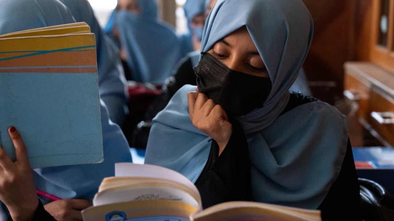 “Dua… doja të bëhesha mjeke”/ Realiteti i hidhur për vajzat afgane nën sundimin e talebanëve