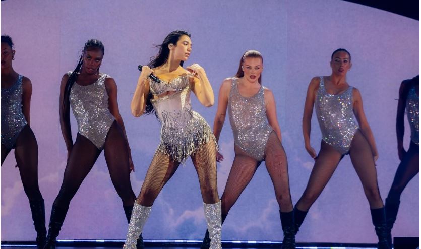 Dua Lipa: Ejani me mua, prapa skenave të festivalit “Sunny Hill”