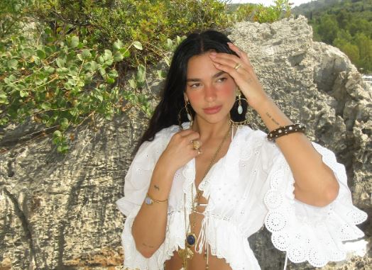 Dua Lipa, nga skena e Sunny Hill tek pushimet buzë bregdetit shqiptar