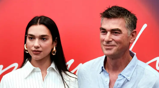 Dua Lipa ngjitet sonte në skenë me babanë e saj në hapje të “Sunny Hill”