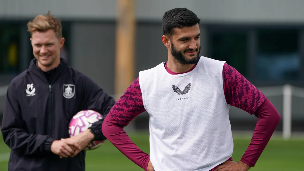 “Duhet të punojë shumë”, trajneri i Burnley flet për gjendjen e Armando Brojës: Nuk dua ta rrezikoj
