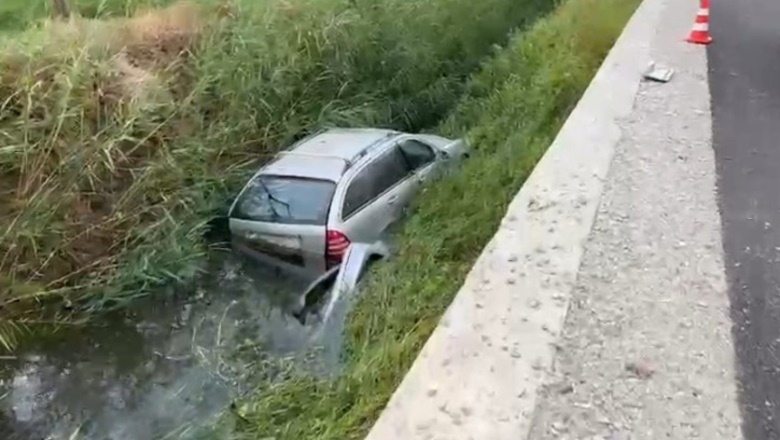 Dy makina përplasen te kryqëzimi i Jagodinës, njëra përfundon në kanal, 2 persona të plagosur