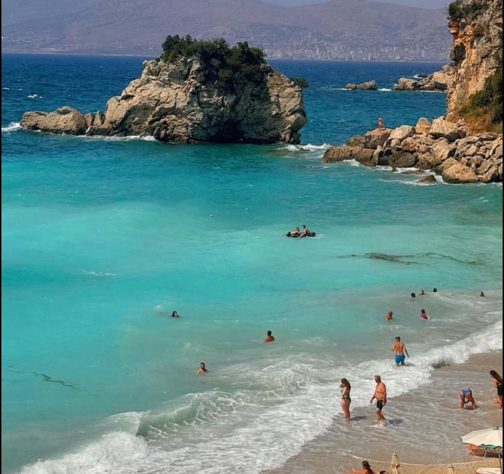 Dy perlat e Jonit: Shpella e Pëllumbave dhe plazhi i Pasqyrave (Foto)