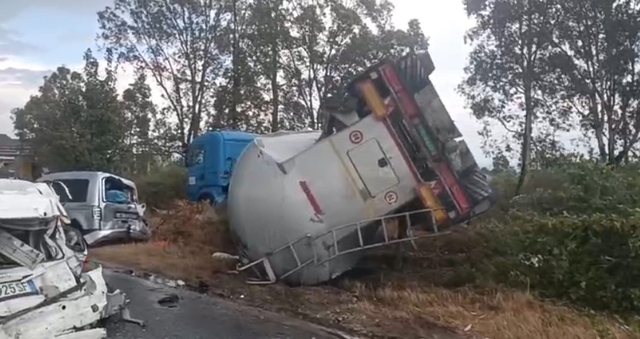 Dy të lënduar në aksidentin e 5-fishtë në autostradën Fier–Lushnje, përmbyset edhe autoboti