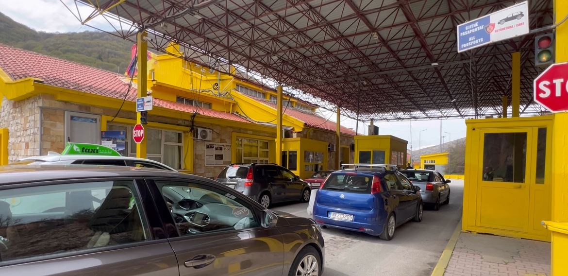 Dy thasë me veshje kontrabandë në autobus/ Arrestohet në Kapshticë 50 vjeçari