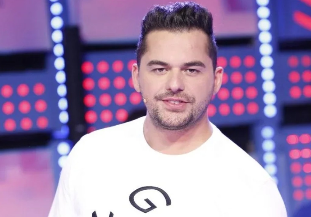 E kishin thirrur për të kënduar në dasmë, dhëndri dhe dasmorët rrahin Shpat Kasapin