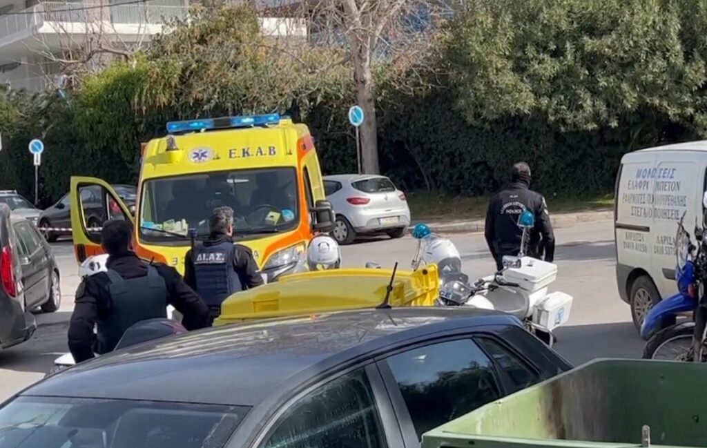 “E pashë babin të qëllonte mamin me thikë”/ Horror në Volos, shqiptari vret gruan në sy të fëmijëve, e priti në shkallët e pallatit dhe…