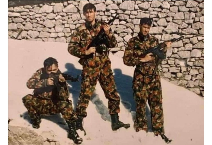 “E prisnin Thaçin në mes të minave me shkop golfi?!”, ironia e analistit: Mos e akuzojnë për kamuflazhin me gjethe pemësh…