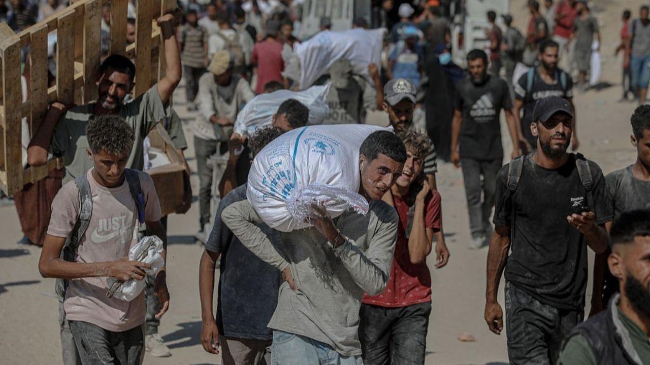 E rëndë në Gaza, kamioni me ndihma ushqimore përmbyset mbi turmën e njerëzve! Të paktën 20 viktima, shkaqet ende enigmë