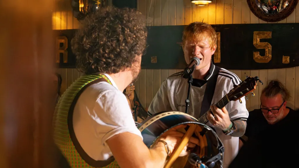 Ed Sheeran befasoi fansat me një performancë në një pub irlandez gjatë festivalit Fleadh Cheoil në Wexford