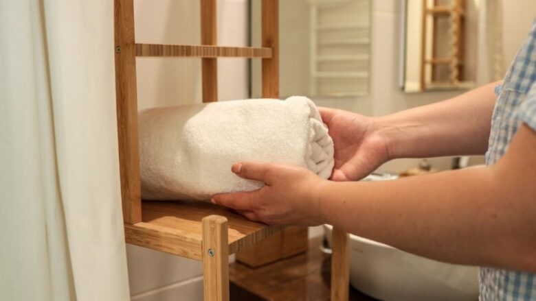 Ekspertët zbulojnë pse peshqirët bëhen të ashpër/ Ja si t’i riktheni butësinë e tyre pa kimikate