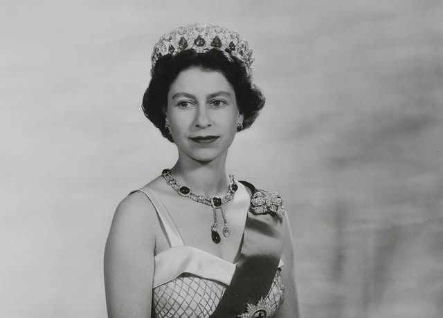 Ekspozita e paharrueshme për Mbretëreshën Elisabet II: Stili dhe eleganca në 100 vjetorin e lindjes