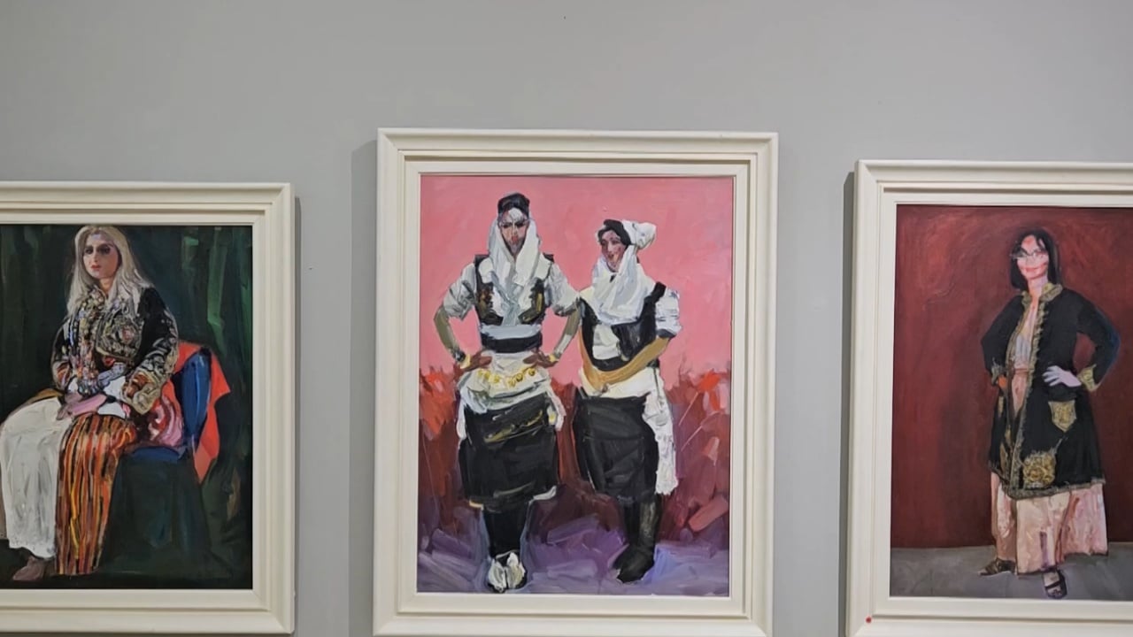 Ekspozita me liqenin, shfaqen edhe kostumet popullore shqiptare në Pogradec