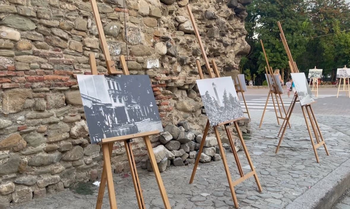 “Elbasani në 100 vjet”/ Ekspozita pranë kullës së sahatit në qytetin e Elbasanit