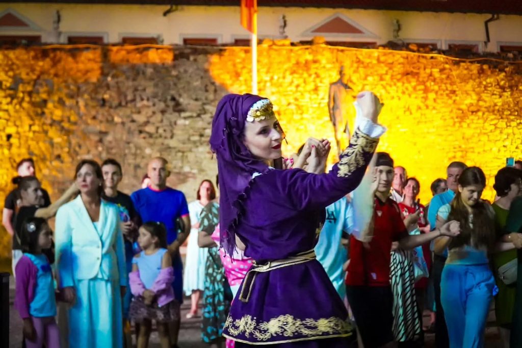 Elbasani në ritmin e verës, Ansambli Popullor ndez atmosferën me një spektakël të traditës shqiptare