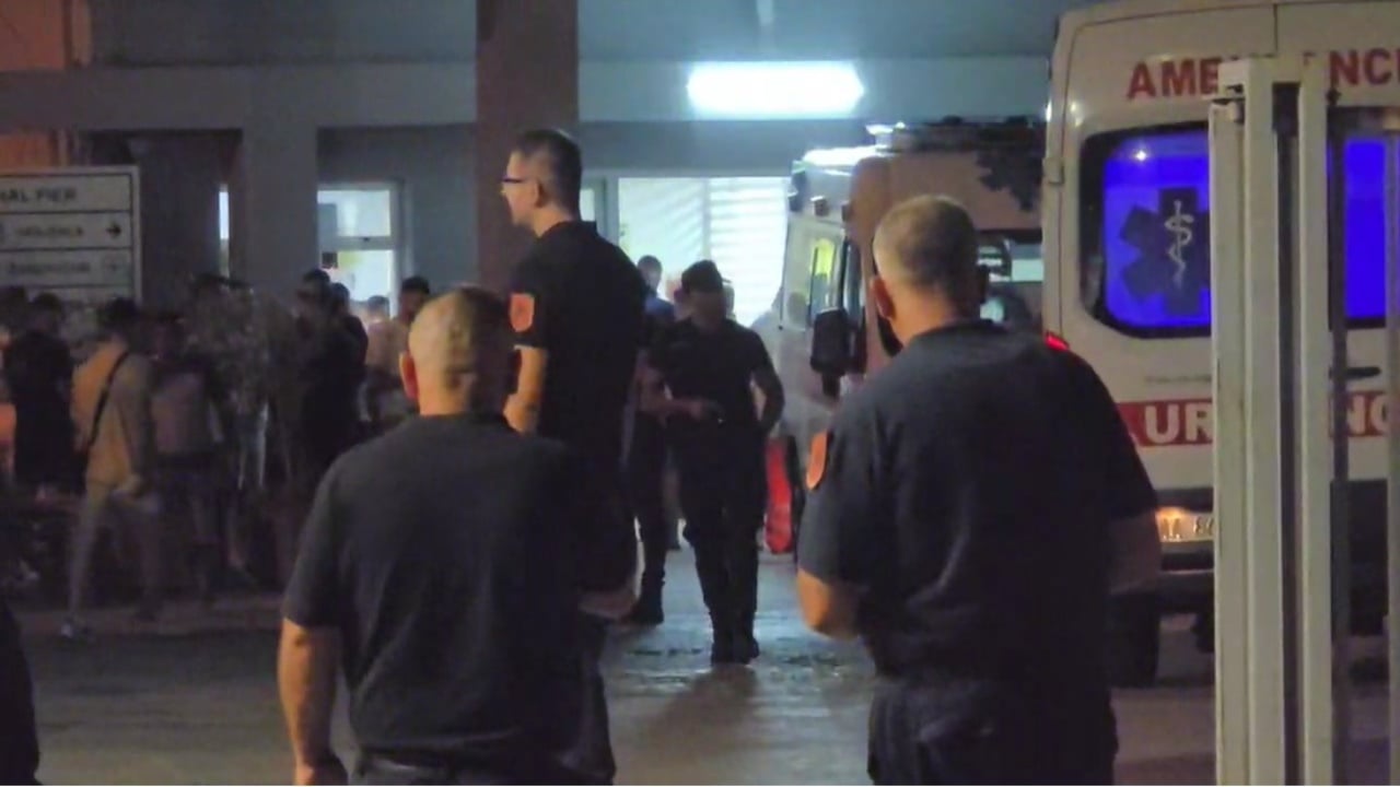 Emrat/ Dy plagosje me thikë në Fier, të rinjtë dërgohen në spital