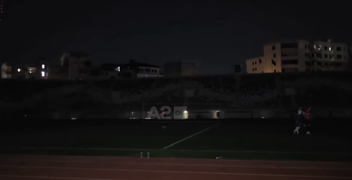 Errësira ndal ndeshjen Vllaznia-Kukësi