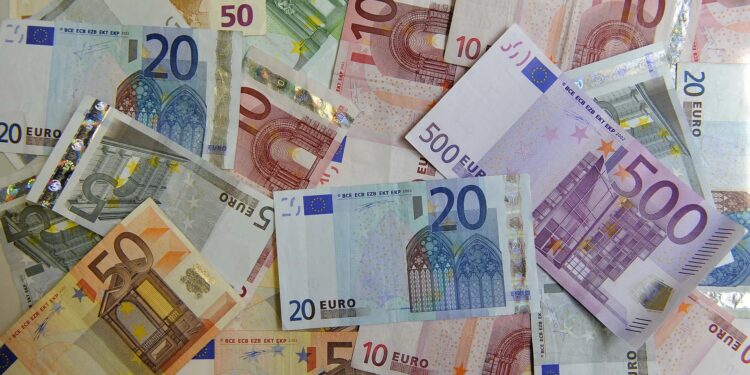 Euro prek minimumin historik, ekspertët: Ja faktorë që ndikojnë në zhvlerësimin e monedhës