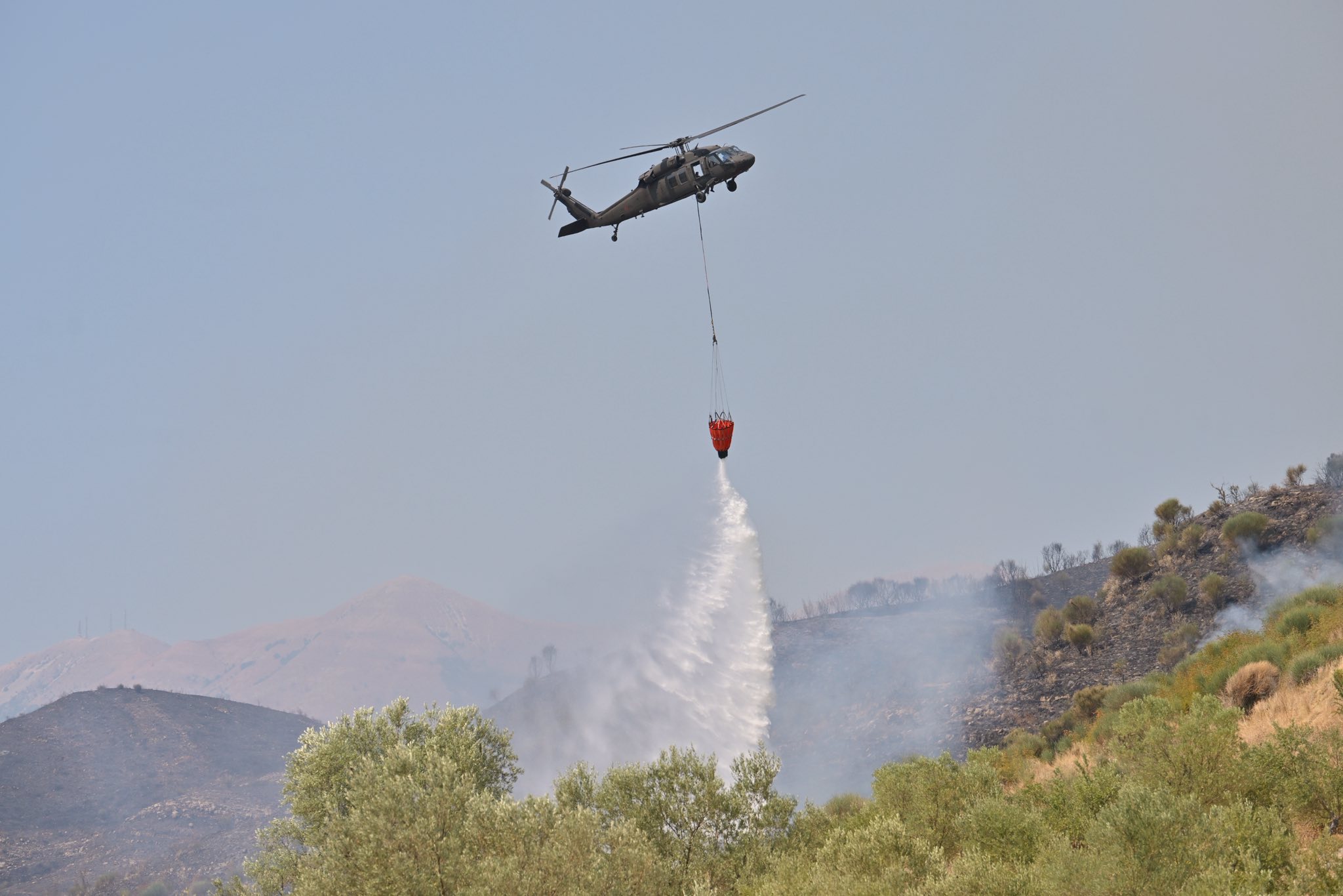 Evakuime masive në Finiq, në ndihmë edhe një avion kroat