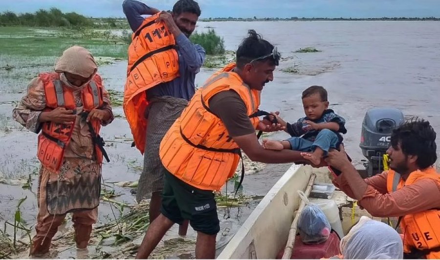 Evakuimet vazhdojnë në Pakistanin lindor, ndërsa India lëshon ujë nga lumenjtë e fryrë