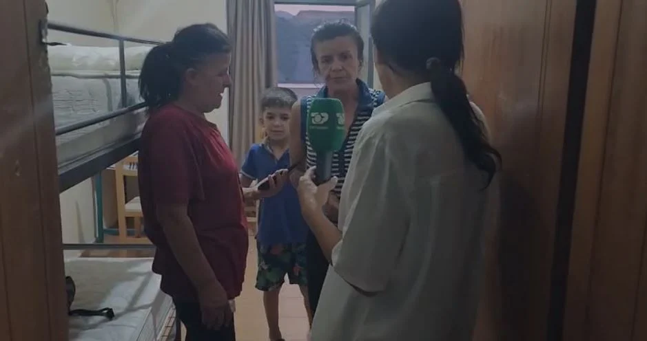 Evakuimi i banorëve nga fshatrat e Gramshit pas zjarreve, 32 familje akomodohen në konviktin e qytetit