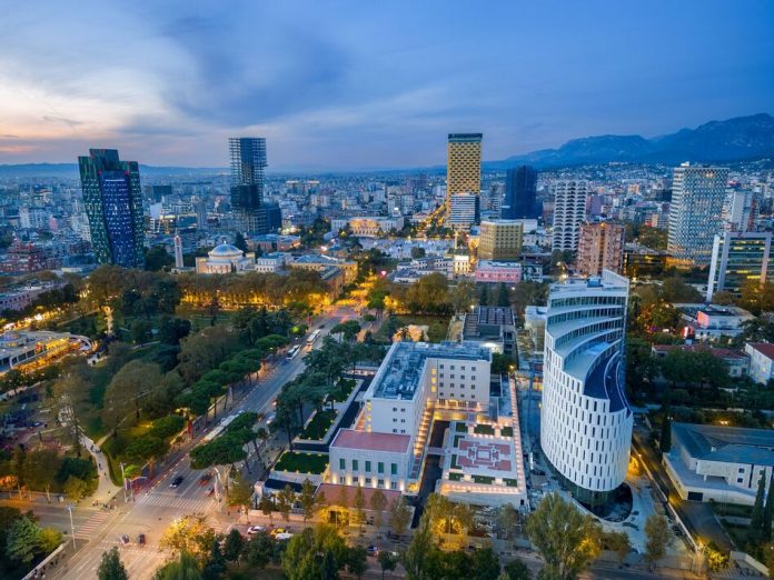 Faqja italiane: Kaloni fundgushtin në Tiranë, në qytetin e emocioneve të papritura