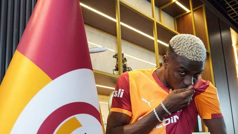 “Fat të mbarë, Victor” dhe “Faleminderit për gjithçka, Napoli”…; kontratë faraonike për sulmuesin nigerian