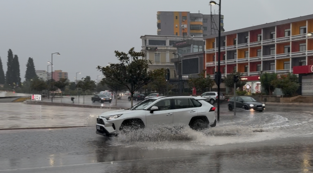Fieri përfshihet nga reshje të dendura shiu, trafik dhe ndërprerje energjie në disa zona