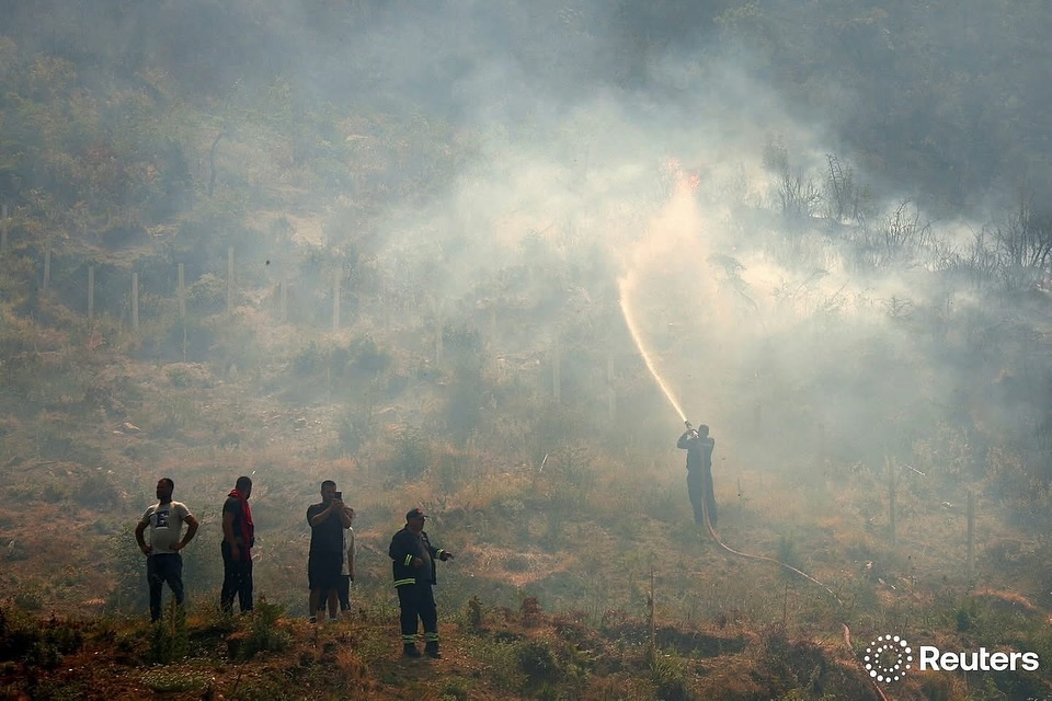 ”Flakët përpijnë pyje, shtëpi e jetë njerëzish”, Tabaku poston fotot: Shteti i pafuqishëm, pa mjete dhe infrastrukturë