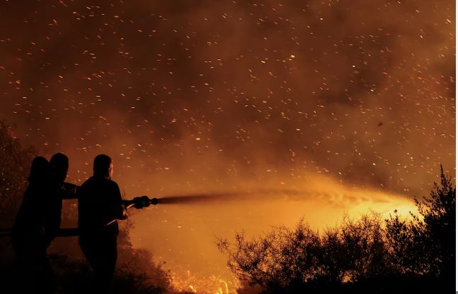 Flakët rrethojnë Athinën/ Zjarr në periferi të kryeqytetit grek, raportohet për viktima