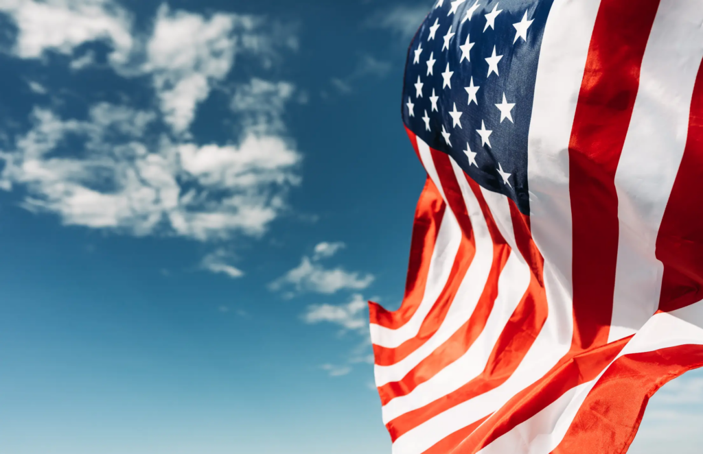 Flamuri amerikan mbi gjithçka, urdhri i ri i Trump ndez debatet