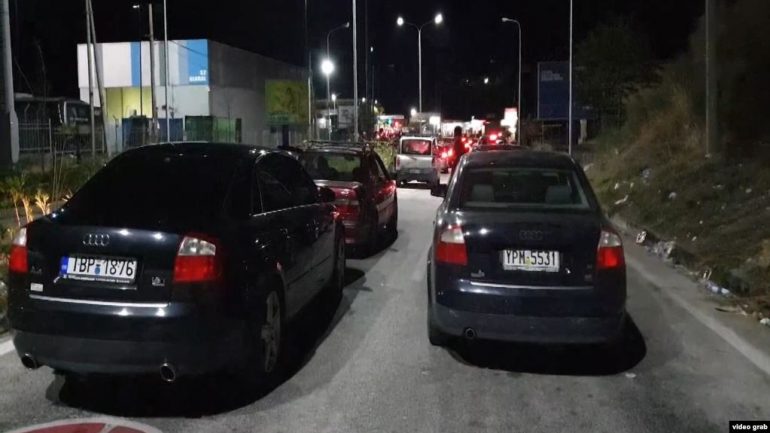 Fluks i lartë hyrjesh nga Greqia drejt Shqipërisë, dhjetëra automjete në radhë për të kaluar kufirin