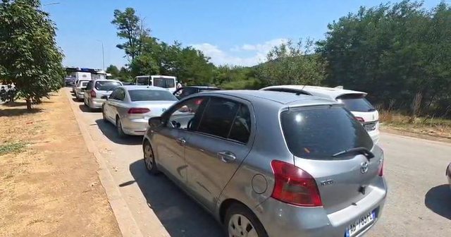 Fluks i lartë lëvizjesh/ Pushuesit nuk ndalen, rradhë të gjata në të dy anët e kufirit me Maqedoninë e Veriut