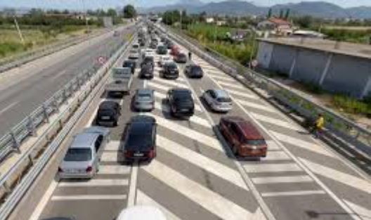 Fluks i lartë pushuesish, trafik i rënduar në aksin rrugor në drejtim të Lezhës