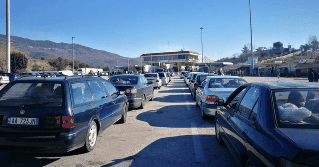 Fluks në Kakavijë/ Mbi 8 mijë hyrje dhe mbi 4 mijë dalje brenda 24 orëve, ja si të shmangni pritjet e gjata në doganë